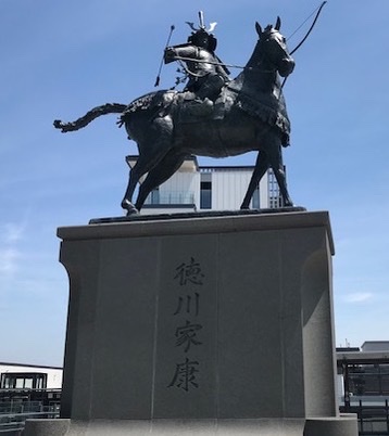 岡崎駅前広場に設置された徳川家康像